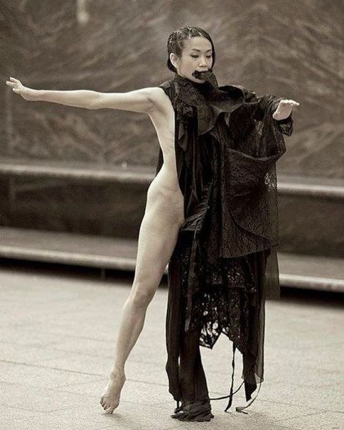 artsxdesign:Kaori Ito Dancer Butoh by Toni Ferre // #toniferre #artsxdesign — view on Instagra