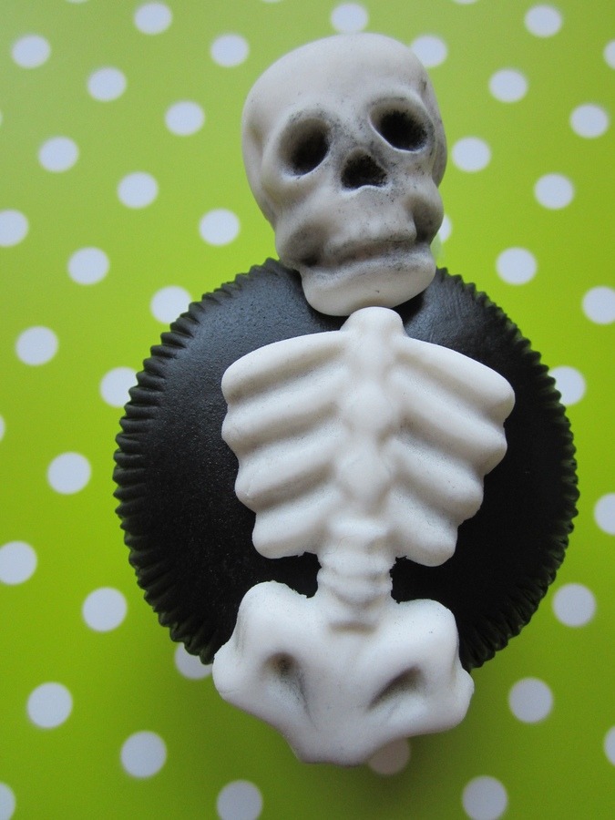thecakebar:  Gorgeous Halloween Fondant Cupcakes 