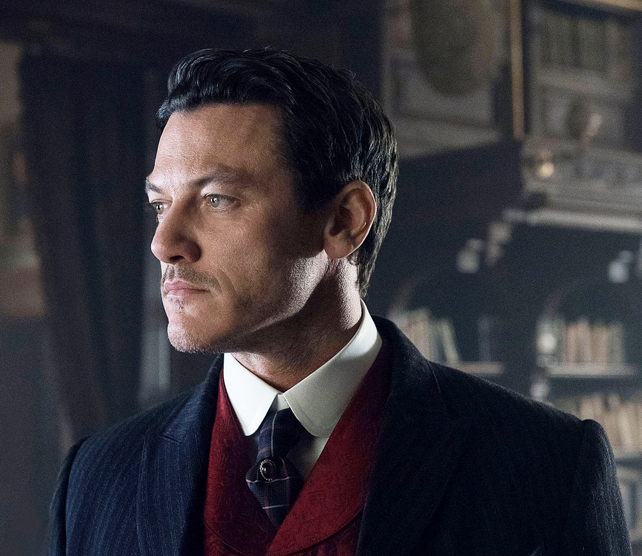 Luke Evans – DNA