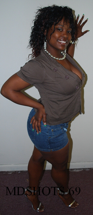 dcvenom:  regpelzer:  Sexy ass ebony goddess  Chocolatey delocious 