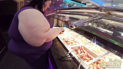 brendakthedonutgirl: xutjja:  Public Eating: The Buffet BabeWitty commentary by BBW Bonnie It seemed