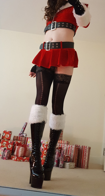 ourcockdrunksissy: sexyjessicacd: erogmz: That yes beautiful happy Christmas Great outfit and love 