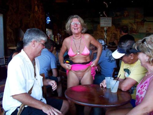 billwaintor: imagegranny: nude Look where everyone’s looking!