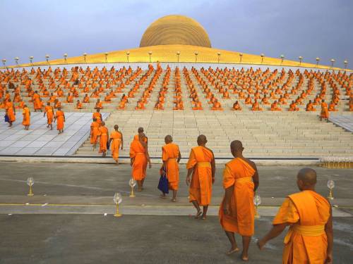 art-fran:Buddhist monks going for prayer at the wat phra Dhammakaya temple in North Bangok on macha 