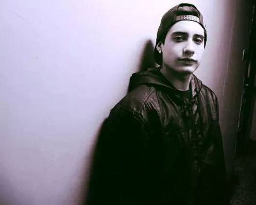 sal-delcamino:  Quieren que el Rap Chileno tire más pa’ arriba ? entonces no hablí weas gastando saliva 