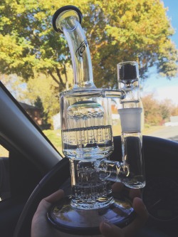 andthesorcerersstoned:  New bong 😍🍃👻