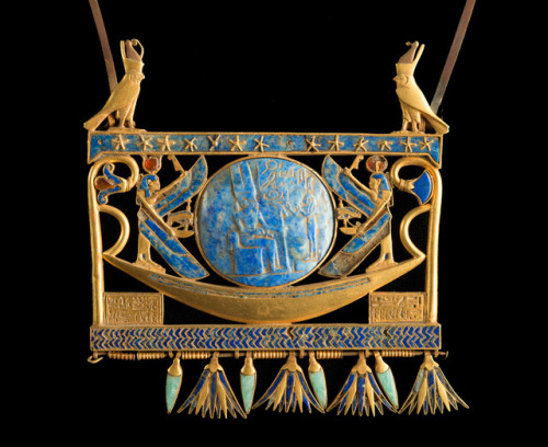 grandegyptianmuseum:Pectoral of Shoshenq II At its top, this pectoral displays two falcons, each wea