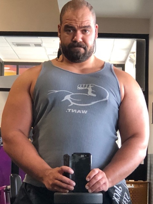puprockson:Feeling big and getting sweaty for Alpha. Always growing stronger.