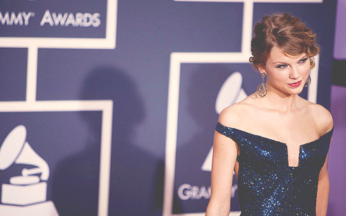 alison-swifts:Taylor Swift at the Grammy Awards 2010