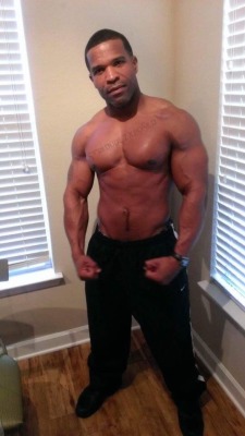 str8dudezxposed:  This is Travis… I just want to rub his chest and stomach while he fuck my mouth… I’m sure my dude would understand lmaoHttp://www.Str8DudezXposed.tumblr.com