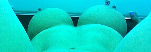 hottsexywifeab:  Sexy Tanning 101
