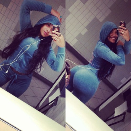 stephsdope:  At an airport last week….forgot to post ✌😁 #happyface 