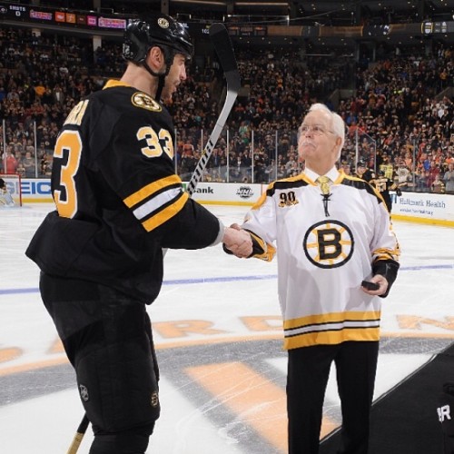 Zdeno Chara shakes the hand of Derek Sanderson, who dropped the ceremonial first puck to begin the day’s tribute to the Bruins of the 1960’s as part of the 90 Years Celebration presented by Alex and Ani. #NHLBruins