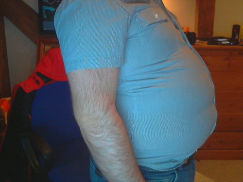 growingmygut:  Late Tummy tuesday… going to start posting again…feeling a gain coming on in the near future… just revisiting some old shirts
