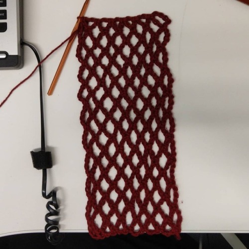 It’s taking shape. something pretty this way comes.#crochet #crochetallthethings #shawl #knitp