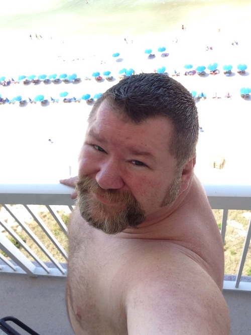 gulobear:  chubbyaddiction:  Mhmmm, nice view…  hottie on the beach