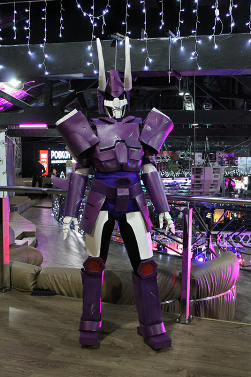 shedarcosplay:  My Cyclonus cosplay photos)From ROSCON (Russian sci-fi conference) First photo by https://vk.com/kirchosfoto Other magnificent photos by http://galvatronus.tumblr.com/ Optimus prime cosplay by http://esteno-targiz.tumblr.com/ 