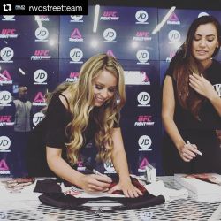 👊🏻 #Repost @rwdstreetteam ・・・ RWD Street Team X Reebok xUFC in store signing with @carlybaker55 &amp; @lucianaandradeufc these girls were sooooo lovely 🙌🏼#JDoxfordst #rwdstreetteam #reebok #dancers #ufc #training #gym #fight #running