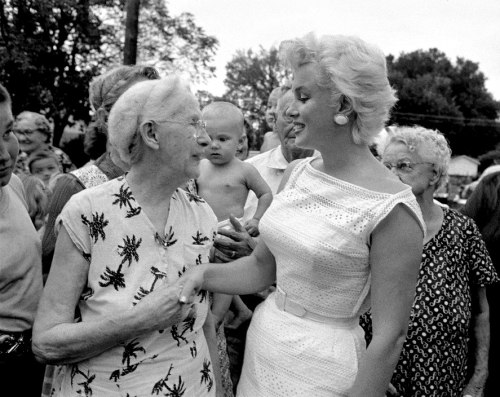 Marilyn meets Bemenet, Illinos’ oldest resident, 100 year old Clara by Eve Arnold in August 19