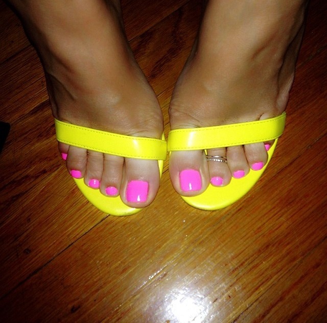 candycoatedtoes:  POV w/Blu Gem  💞💞👣👣, 👆👊✌