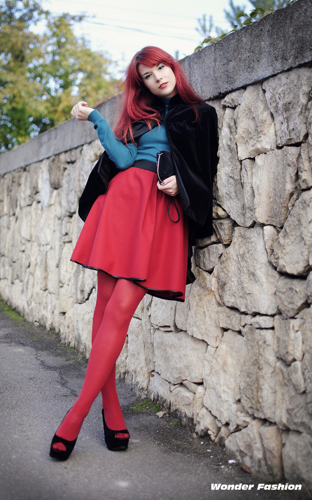 tightsobsession:  Red skirt with red tights. 