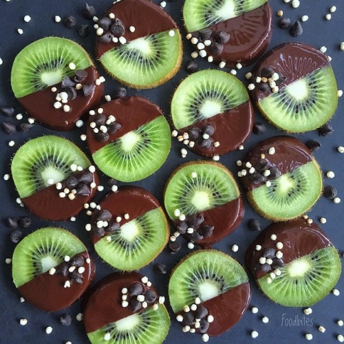 letscookvegan: Kiwi discs wit vegan dark chocolate and quinoa pops by @foodbites What’s your f