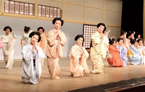 geisha-licious:  Rehearsals for Miyako no Nigiwai 2013! 1. maiko Ryouka and Kanoyumi 2. and 3. maiko Toshikana, Chikayuki, Toshichika, Fukukimi, Mamemaru, Chisako, Koyoshi and Fumino 4. maiko Ichimari, Toshikana, Chikayuki, Toshichika 5. maiko Satohana,