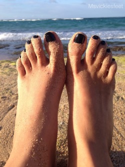 wvfootfetish:  msvickiesfeet:  Starting 2014 with sandy toes!  Damn love the toes!!! 
