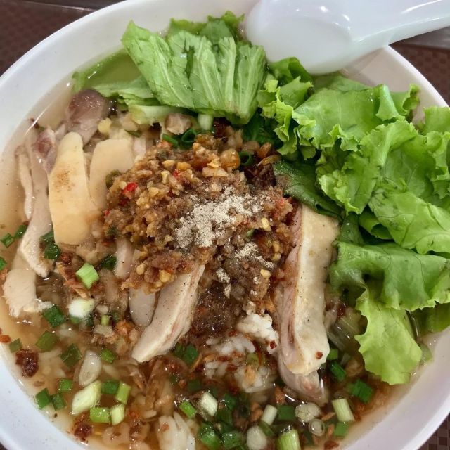 Boiled chicken rice hahahaha #chickenrice #boiledrice #breakfast #foodporn #covid_19 #socialdistancing #omicronvariant  (at Bangkok Thailand) https://www.instagram.com/p/CW3CvHjPqyY/?utm_medium=tumblr #chickenrice#boiledrice#breakfast#foodporn#covid_19#socialdistancing#omicronvariant