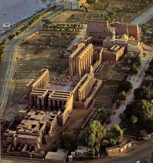 anubis-lon:  Templo de Luxor desde el aire.