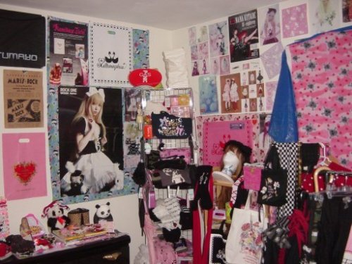 ghostlygossamer:Favorite Random Oldschool Lolita bedroom. they are truly inspiring.
