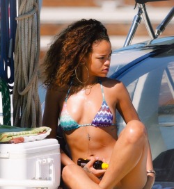 rihconda:  Rihanna on a yacht in Hawaii,