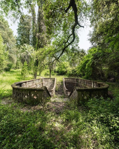 jacindaelena:abandoned places by jeroentaal