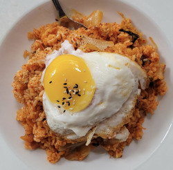 everybody-loves-to-eat:kimchi fried rice 