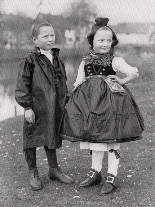 Schwälmer Siblings in Sunday dress Photo: Hans Retzlaff