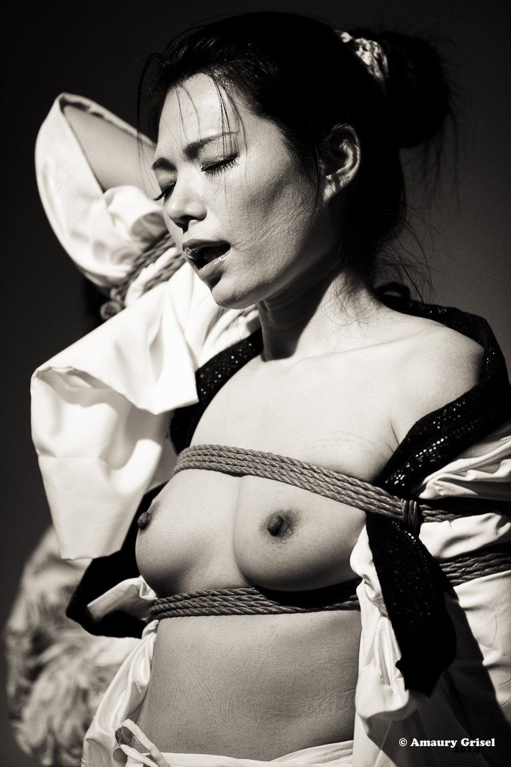 bondageisnotacrimeparis:  Nawashi Kanna performing with Kagu Ra at “la place