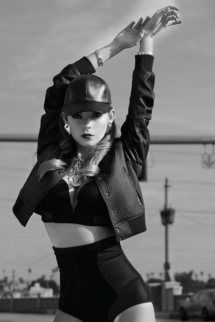 ijustwanttobetheskinnygirl:  black and white/fashion/thinspo 