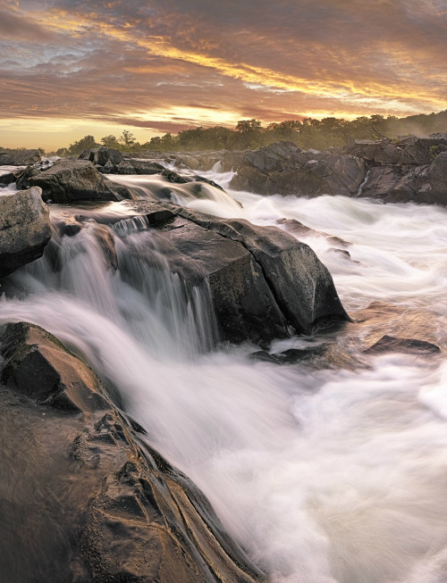 meganwhalenturner:americasgreatoutdoors:Just before it flows past Washington, DC, the Potomac River 