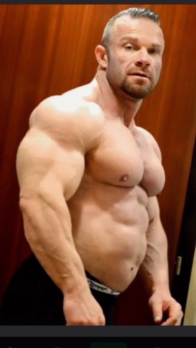 keepemgrowin:  Ronnie’s amazing, chiseled physique…fanomuscle:  Ronny Rockel