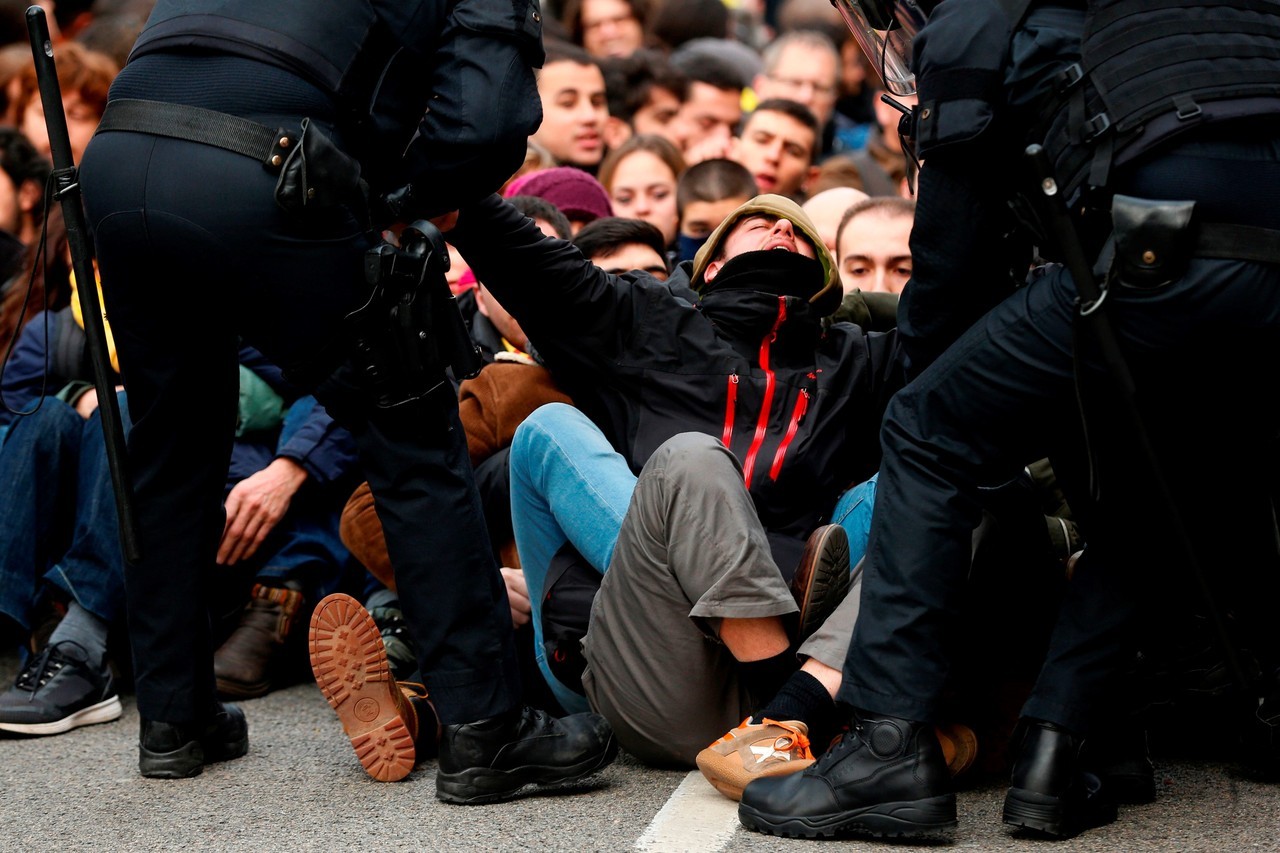 DETENIDOS EN CATALUÑA. Los Mossos d'Esquadra han detenido a 14 personas que se habían concentrado por la mañana ante la puerta principal del Tribunal Superior de Justicia de Cataluña (TSJC), en el paseo Lluís Companys de Barcelona, han informado...