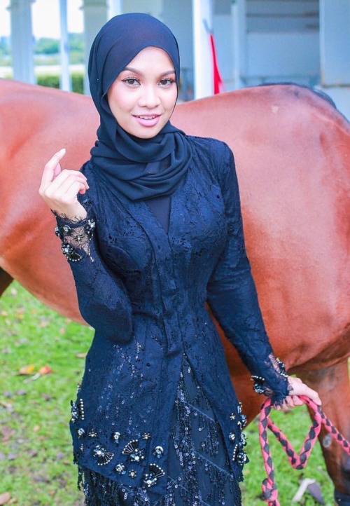 tukangmuatnaik: fakeboobsmy:Cumi cumi  perghh Nabila Razali