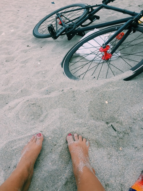 tinystephbigworld: We love horizons,But we forget to love the sand,Beneath our own feet. -Tyler Knot