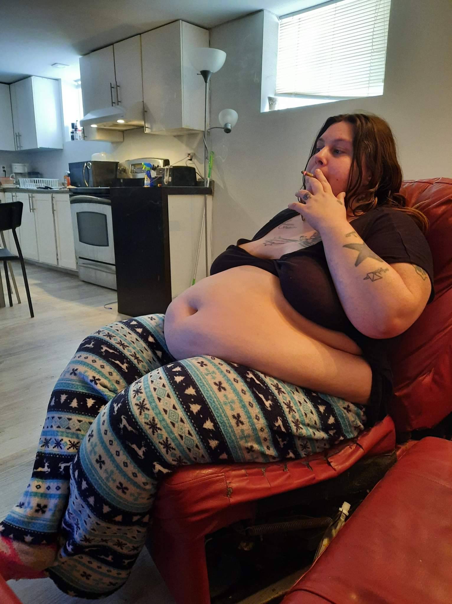 hewholusts:ssbbwfatgainingfeedee:That belly is growing tonight