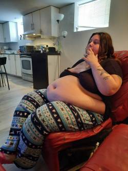 hewholusts:ssbbwfatgainingfeedee:That belly is growing tonight