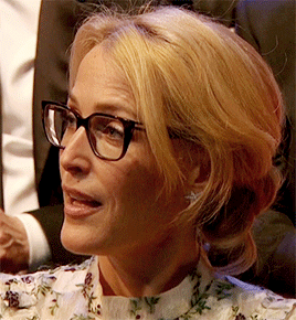 mulderscullyinthetardis:Gillian Anderson and her Incredible Lesbian Super Powers™- - Alan Carr Chatt