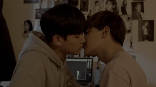 boyxboybl:  Mind. <생각이 나서.> (2018)After splitting up, the photographer Hyunwoo cannot overcome the pain recollecting the memories with Taegyu, the model. He tries to forget Taegyu, but it is not easy for him.사진작가 현우는 모델