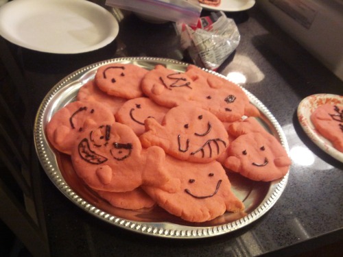 stevencrewniverse:  In honor of our new episode tonight, the Crewniverse is sharing TINY FLOATING WHALE COOKIES! They definitely won’t turn into clouds when you eat em. PAROOOOOOO!  thx to the coolest PA in the world Christy Cohen!! (additional