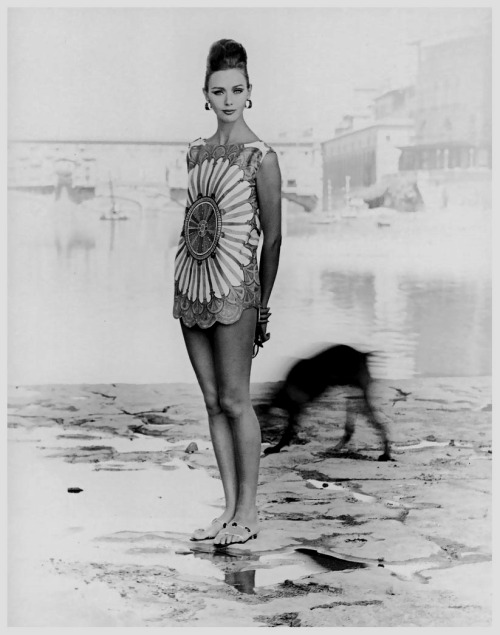 Ina Balke in a tunic top by Emilio Pucci, 1962 by Regina Relang