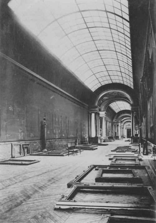 free-parking:  The Louvre is evacuated before German invasion in 1939, its works returning in 1945 