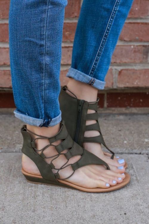 femalefeetonly: mynorg:Beautiful sandals I don’t know who she is but I fuckin love her .